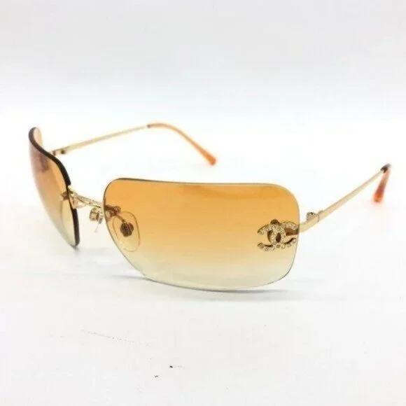 小物 VINTAGE CHANEL sunglasses with CC logo Chanel Vintage Chanel Black with Large Gold CC Logo
